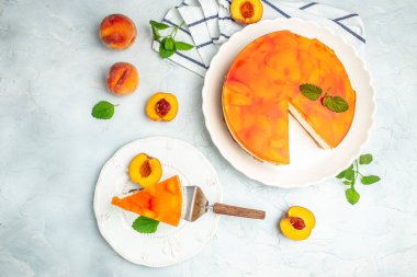 Şeftalili cheesecake, şeftalili jöle, arka planda reçel. afiş, menü, metin için tarif yeri, üst görünüm.