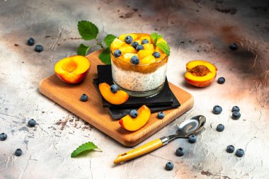 Peach chia tohumlu yoğurt, doğal detoks, meyve tatlısı, sağlıklı beslenme konsepti,