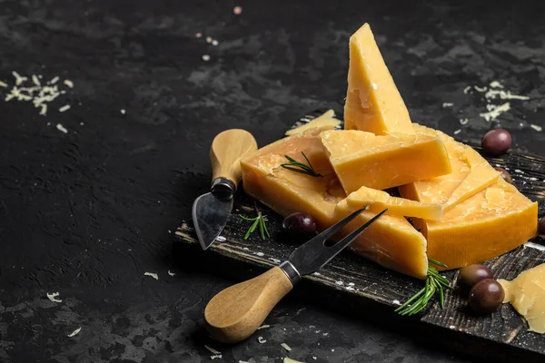 Tahtada Parmesan Peyniri Arka Planda Sert Peynir Üstteki Görünüm — Stok fotoğraf