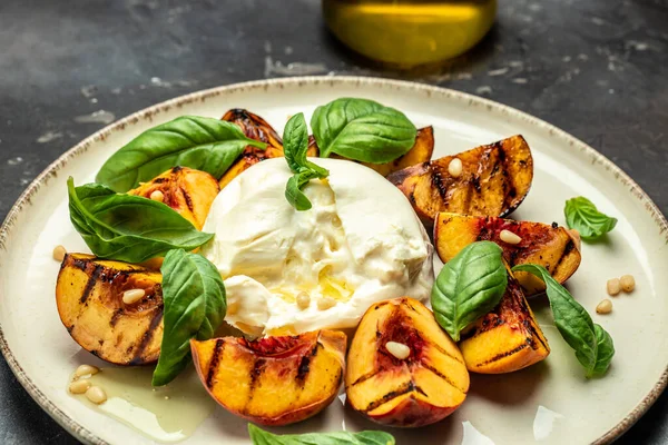 Burrata Soft Cheese Grilled Peaches Basil Pine Nuts Drizzled Honey — Stockfoto