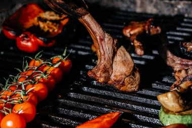 Izgarada kuzu eti. Kuzu kaburgası ve ızgara sebze. Restoran menüsü, aşçılık, fırın konsepti.,