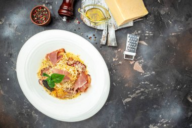 Pancetta, yumurta, parmesan peyniri ve krem soslu makarna. Geleneksel İtalyan mutfağı, pankart, menü, metin için tarif yeri, üst görünüm,