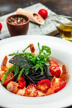 Karides ve kiraz domatesli siyah makarna, yemek tarifi geçmişi. Kapat, üst görünüm,