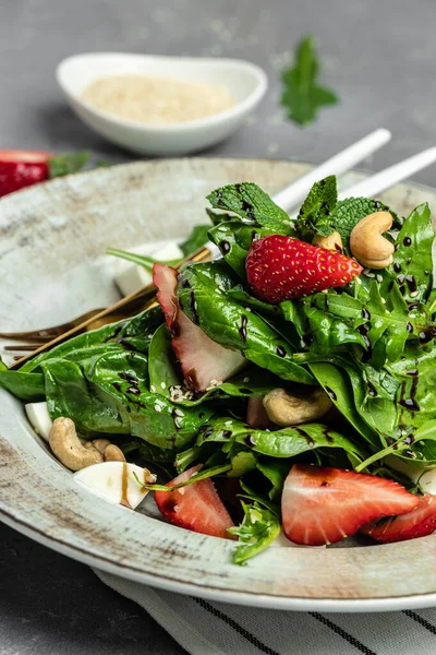 Çilek salatası, gri taştan arka planda taze vejetaryen salatası, pankart, menü, yazı için tarif yeri, üst görünüm.,