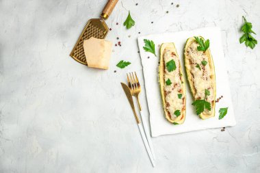 Peynirli kıymalı kabak. afiş, menü, metin için tarif yeri, üst görünüm.