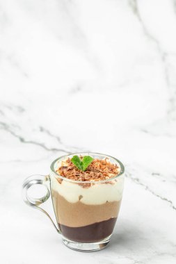 Hafif arkaplanda nane aromalı üç çikolata. Lezzetli bir tatlı. dikey görüntü. metin için yer.