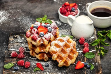 Ahududu, çilek ve yabanmersinli Belçika Waffle 'ı. Mutfak, yemek pişirme, fırın konsepti. Yemek tarifi geçmişi. Kapat..