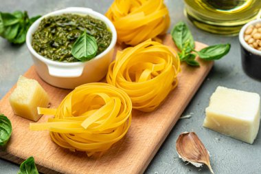 Pesto soslu İtalyan çiğ makarna. Restoran menüsü, diyet, yemek kitabı tarifi üst görünümü.