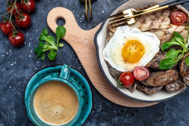 Keto diyet kahvaltısı ya da öğle yemeği. Tatlı mor patatesler, ızgara pastırma ve tavada kızarmış yumurta ve kahve. Sağlıklı yağlar, kilo vermek için temiz yiyecekler, üst görünüm..