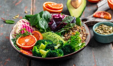 Vegan, detoks Buda kasesi sebze, avokado, kan portakalı, brokoli, karpuz turpu, ıspanak, kinoa, kabak çekirdeği. Dengeli yemek Lezzetli detoks diyeti. Üst görünüm.
