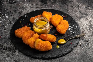 Kızarmış çıtır tavuk nugget ve hardal balı sos, Amerikan sağlıksız kalori yemeği. Lezzetli bir bar tarzı, aperatif, restoran menüsü, üst manzara.,