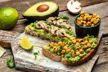 avokado guacamole, nohut, baharat ve mikroyeşillikli vejetaryen sandviçler.