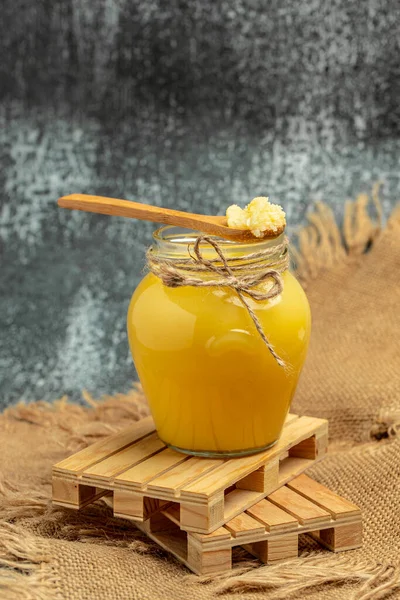 在木制背景的罐子里搅拌或澄清黄油 食谱位置 — 图库照片