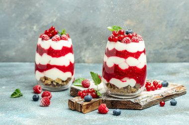 İskoç kremalı tatlı, kavrulmuş yulaf ezmesi ve kavanozda ahududu. afiş, menü, metin için tarif yeri, üst görünüm.