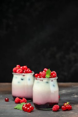 Ahududulu yoğurt. Sağlıklı kahvaltıda Yunan yoğurdu, ahududu ve nane şekeri. Meyveli buzlu içecek. sağlıklı beslenme konsepti.