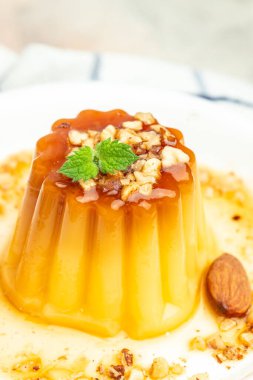 Krem karamel tatlısı. Geleneksel İtalyan Panna cotta. Yemek tarifi geçmişi. Kapat..