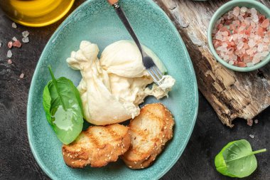 Puglia 'dan taze İtalyan peyniri, beyaz burrata topları veya burratina peyniri Basil ve zeytinyağı ve Ciabatta. metin için yer, üst görünüm.