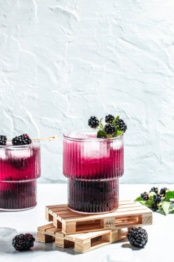 Böğürtlenli limonata ya da mojito. Arka planda buzlu böğürtlenli limonata. metin için yer, üst görünüm.