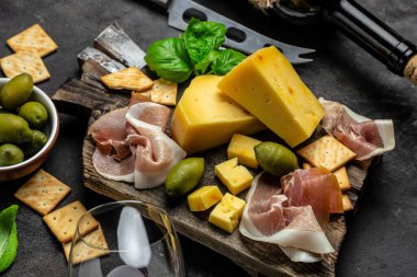 Pecorino toscano İtalyan sert peyniri. Eski ahşap tahta arka planda zeytin. afiş, menü, metin için tarif yeri, üst görünüm.