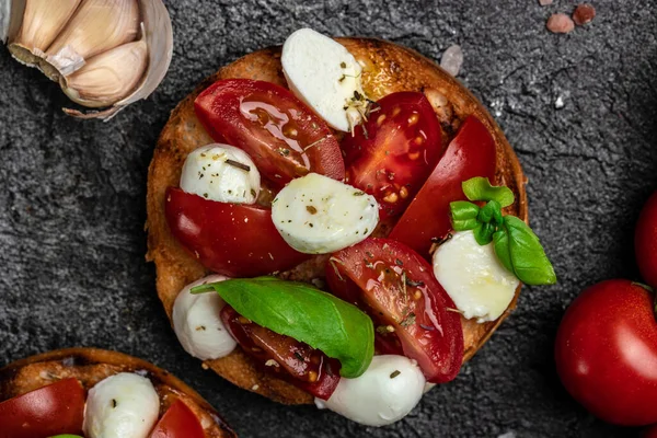 Kiraz Domatesli Sandviç Mini Mozzarella Taze Fesleğen Yaprağı Ekmek Üstü — Stok fotoğraf