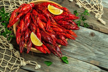 Ahşap arka planda limonlu kırmızı kerevit. afiş, menü, metin için tarif yeri, üst görünüm.