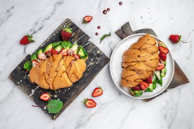 Avokado, çilek, peynirli peynirli sandviç, tohumlu buğday ekmekli taze salata. Sağlıklı beslenme konsepti. afiş, menü, tarif, üst görünüm.