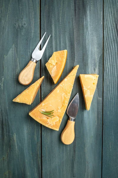 Ahşap Arka Planda Parmesan Peyniri Geleneksel Talyan Peyniri Metin Için — Stok fotoğraf