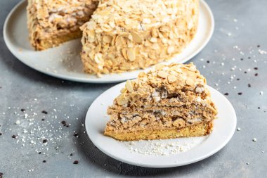 Çikolata kremalı fındıklı kremalı pasta, yemek tarifi geçmişi. Kapatın. Katmanlı kek.,