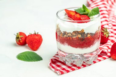 Beyaz arka planda bir kavanoz çilek reçeli ve taze böğürtlen. Ev yapımı çilekli marmelat ve meyve..