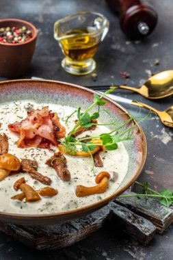 Kremalı orman mantar çorbası, dikey görüntü. Üst Manzara. metin için yer,