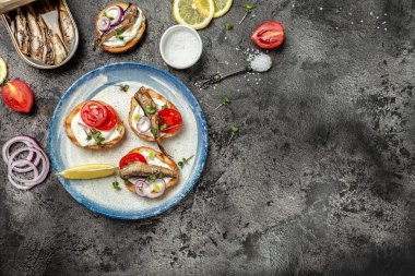 Tabağa sandviç serpiştirir, Danimarka mutfağı. afiş, metin için menü tarifi yeri, üst görünüm,