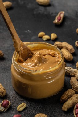 Fıstık ezmesi ve fıstık ezmesi. Pankart, dikey görüntü. Üst Manzara. metin için yer.