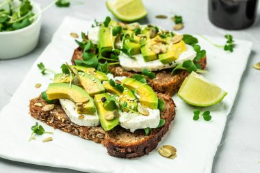 Peynirli avokado tostları, sağlıklı yağlar, kilo vermek için temiz yemek.,