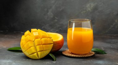 Mango suyu. Karanlık bir arka planda taze tropikal meyve suyu. Uzun pankart biçimi.