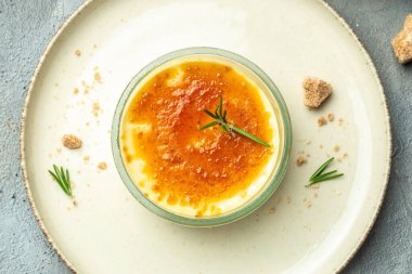 Kremalı brüle, krema, karamelize şekerli geleneksel Fransız vanilyalı tatlı, yemek tarifi geçmişi. Kapat.,