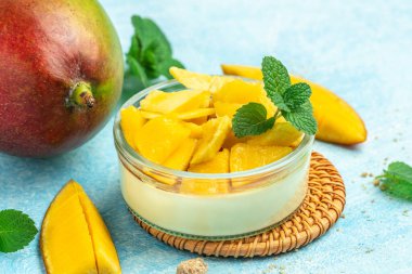 Mango vanilyalı kremalı tatlı. Mangolu panna cotta. İtalyan tatlısı. Yemek tarifi geçmişi. Kapat..