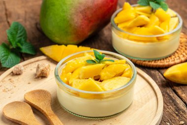 Mango tatlısı. Taze mangolu panna cotta. İtalyan tatlısı. Yemek tarifi geçmişi. Kapat..