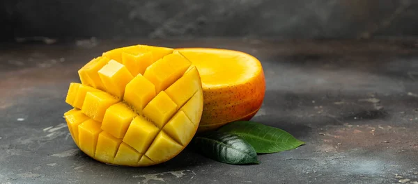 Świeże Pyszne Słodkie Mango Ciemnym Tle Długi Format Banera — Zdjęcie stockowe