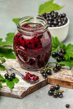 Taze böğürtlenli bir kavanozda kuşüzümü reçeli. Yemek tarifi geçmişi. Kapat.,