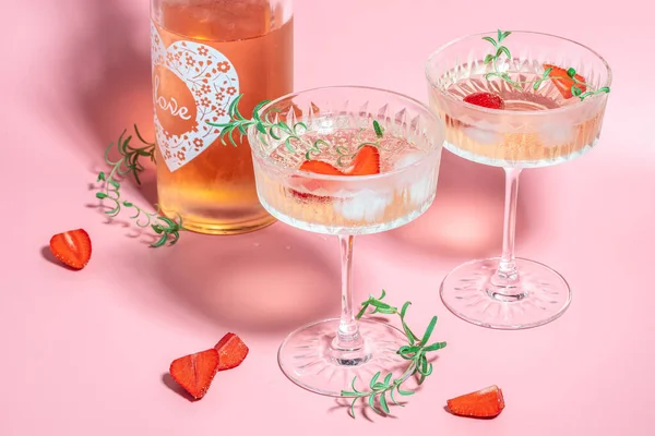 Igyál Jéggel Töltött Koktélt Rózsaszín Alapon Frissítő Gyümölcskoktél Vagy Puncs — Stock Fotó
