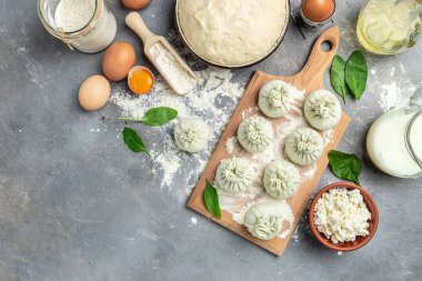 Peynirli ve ıspanaklı çiğ Khinkali. afiş, menü, metin için tarif yeri, üst görünüm.