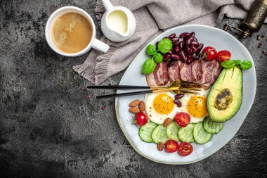 Ketogenik diyet öğün avokado, kızarmış yumurta, pastırma ve fasulye. Sağlıklı besleyici paleo keto kahvaltı diyeti öğle yemeği. Pankart, yemek servisi menü tarifi yeri, metin, üst görünüm.