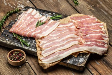 Tahtada taze domuz pastırması çiğ et. Keto diyet gıda malzemeleri. afiş, menü, metin için tarif yeri, üst görünüm.