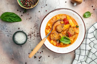 Beyaz kasede köfteli haşlanmış sebzeler, yazı için yer, üst manzara..