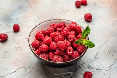 Organik ahududu, kasede taze ahududu. Olgun sulu taze ahududu. Sağlıklı yiyecekler, vitaminler, yaz meyveleri. Uzun afiş biçimi. metin için yer,
