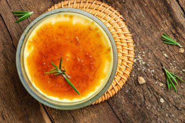 Ahşap arka planda Fransız Creme Brulee, Restoran menüsü, diyet, yemek tarifi üst görünümü,