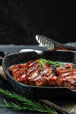 Biberiye ve baharatlı sulu biftek. Izgara et, et, barbekü. dikey görüntü. metin için yer.