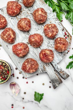 Çiğ köfteli kıyma, baharatlı domuz eti hafif arka planda kesim tahtası restoran menüsü, diyet, yemek kitabı tarifi üst görünümü.,