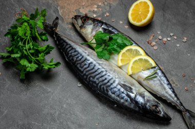 Scomber, terbiye edilmiş uskumru ya da arka planda tuzlu, limonlu ve baharatlı ringa balığı. Deniz ürünleri konsepti. en üstteki görünüm,