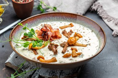 Yabani mantar çorbası, ev yapımı mantar kreması. afiş, menü, metin için tarif yeri, üst görünüm,